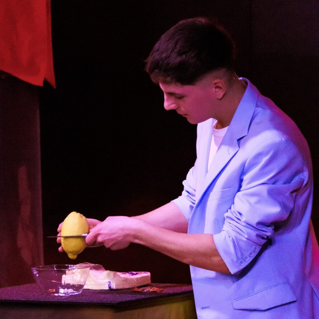 Benito führt einen Zaubertrick mit einer Zitrone auf der Bühne aus