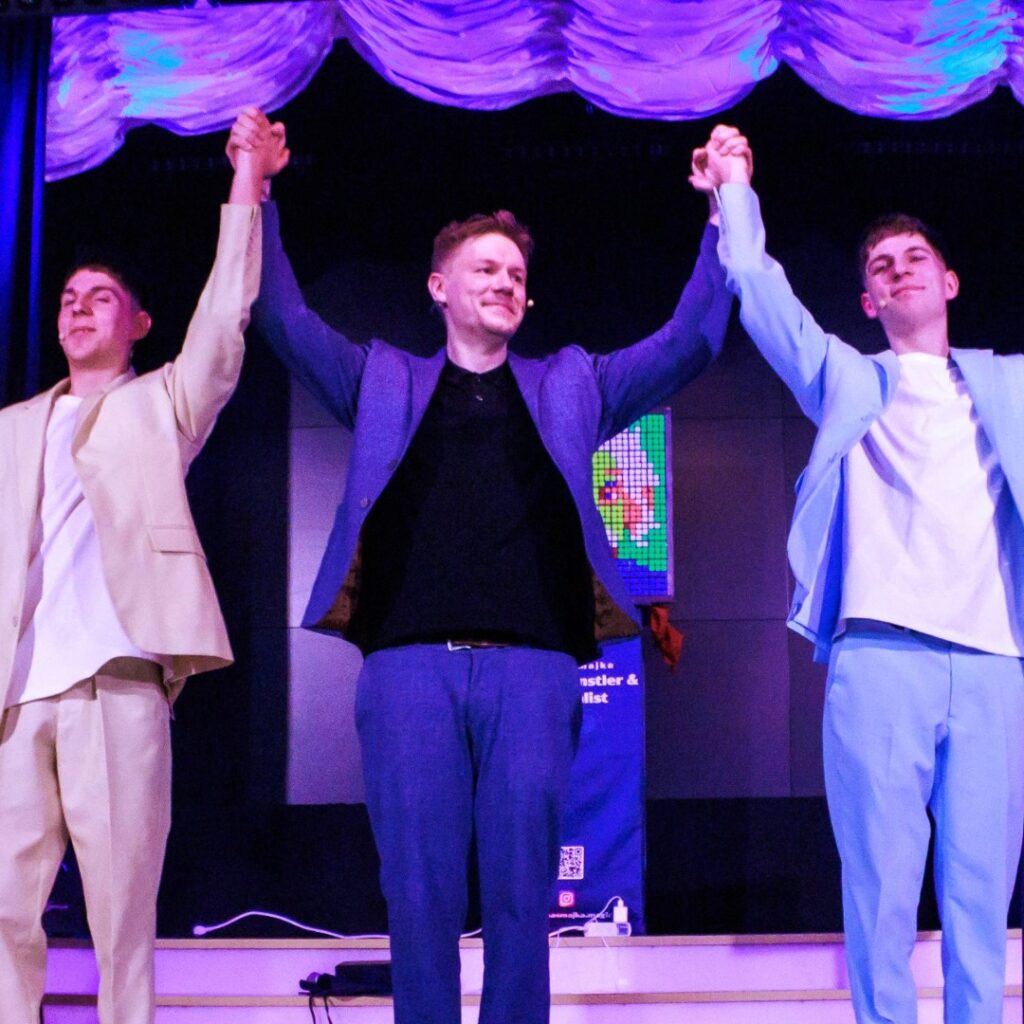 Die Zauberkünstler des Drillingseffekts nehmen gemeinsam Applaus vom Publikum entgegen