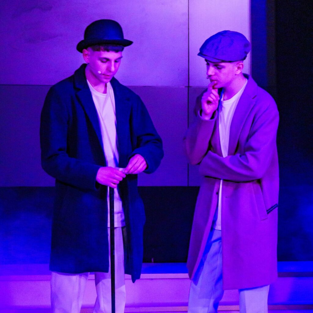 Merlin und Benito als Sherlock Holmes und Dr. Watson bei einer Zaubershow auf der Bühne