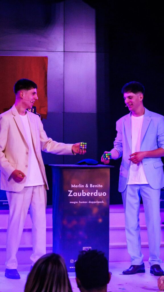 Merlin und Benito führen mit Zauberwürfeln eine interaktive Zaubershow beim Drillingseffekt in Leipzig vor
