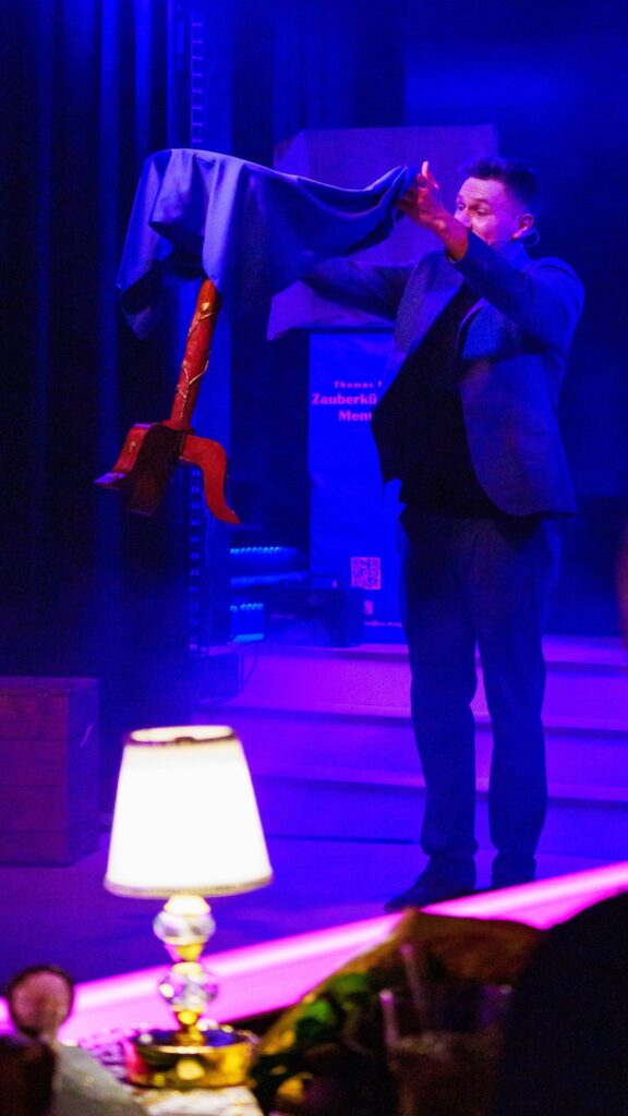 Thomas Majka lässt einen Tisch schweben bei der Zaubershow Drillingseffekt in Leipzig