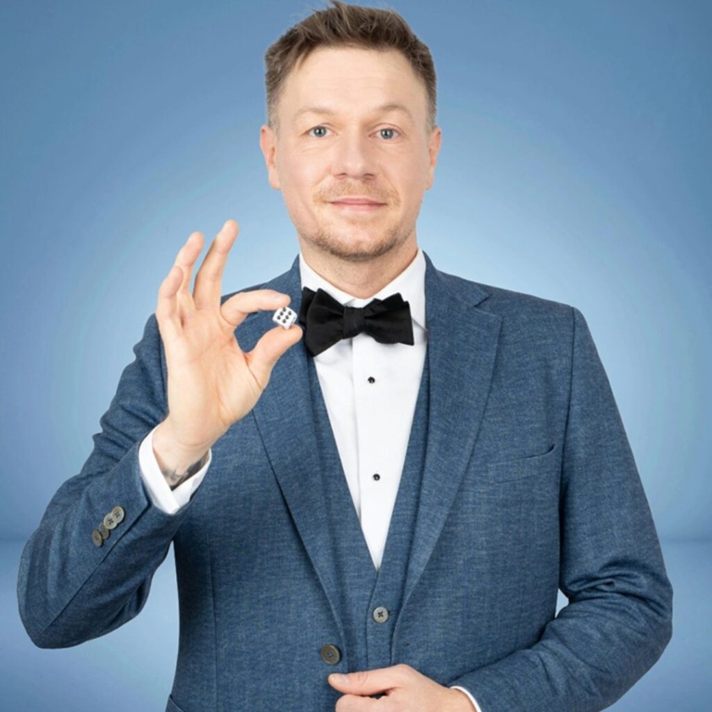 Thomas Majka bei einer Zaubershow des Drillingseffekts auf der Bühne in Leipzig